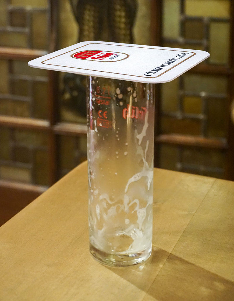 Foto eines Kölschglases mit aufgelegtem Deckel. Als Teil der kölner Brauhauskultur.